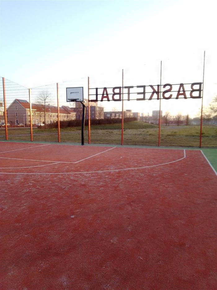 Basketbalveld bij een sportcomplex in de buurt