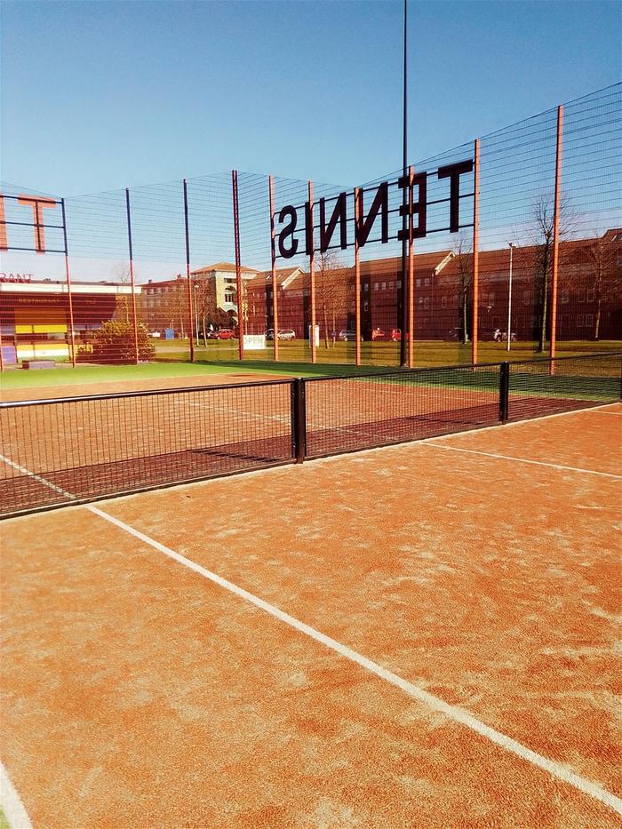 Tennisbaan bij een sportcomplex in de buurt