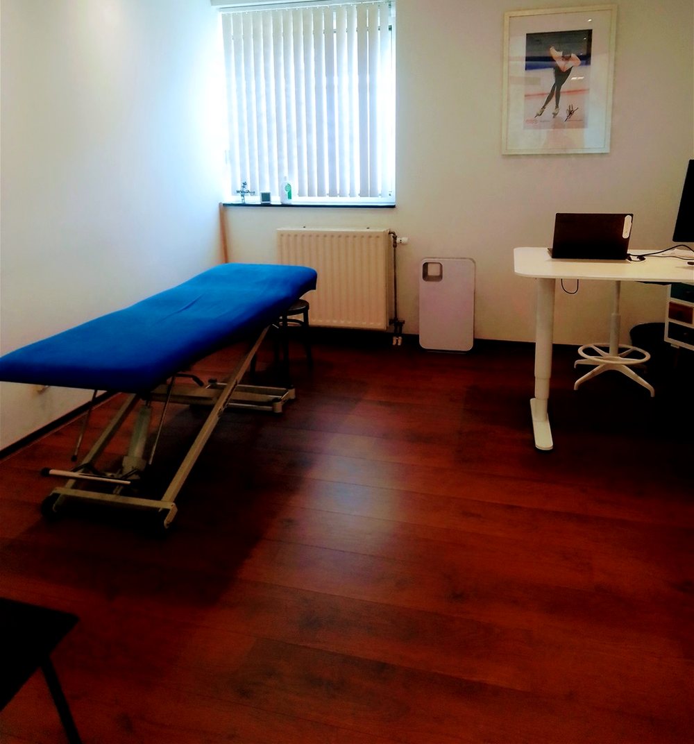 Behandelkamer van Joost Muller Fysiotherapie in Almere Buiten, met behandeltafel en werkplek