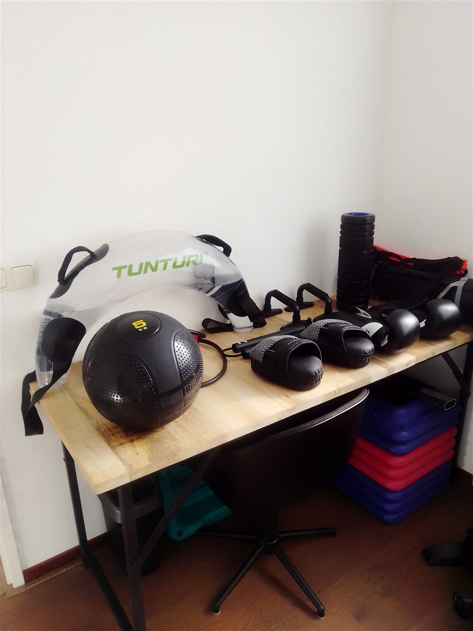 Bokshandschoenen en trainingsmateriaal van het merk Tunturi op een tafel