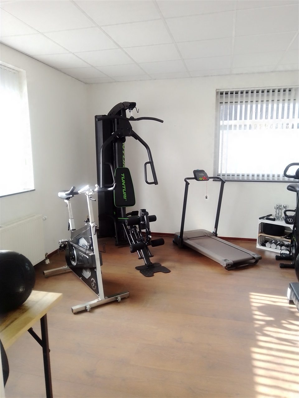Trainingsruimte met hometrainer, multi-fitnessapparaat en loopband